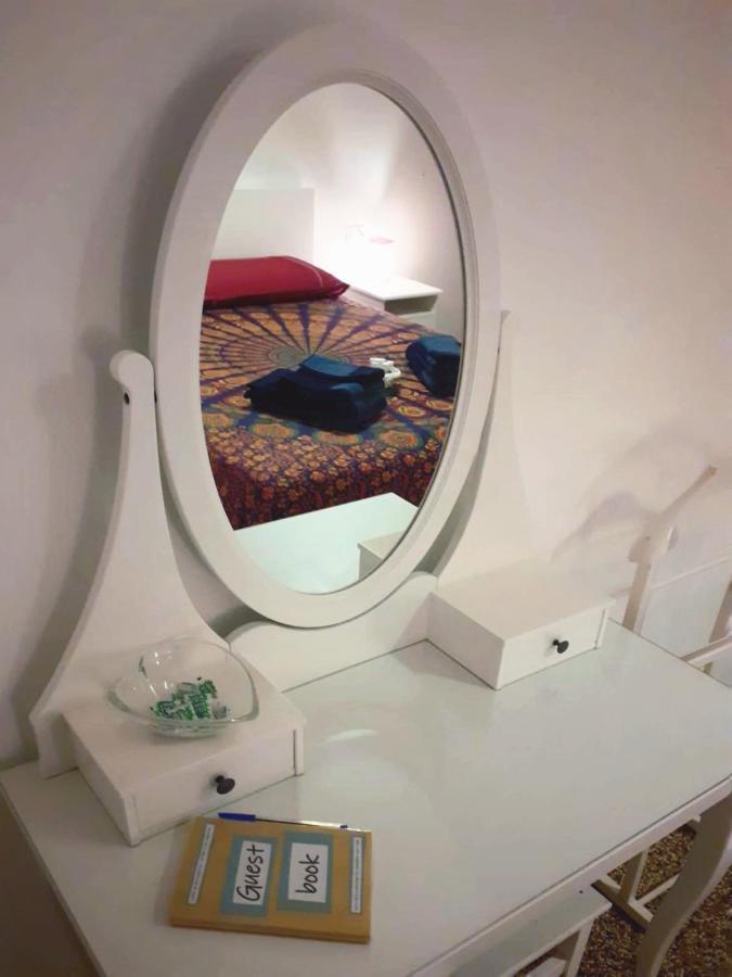 La Tana Tra I Tetti Bed and Breakfast Genua Exteriör bild